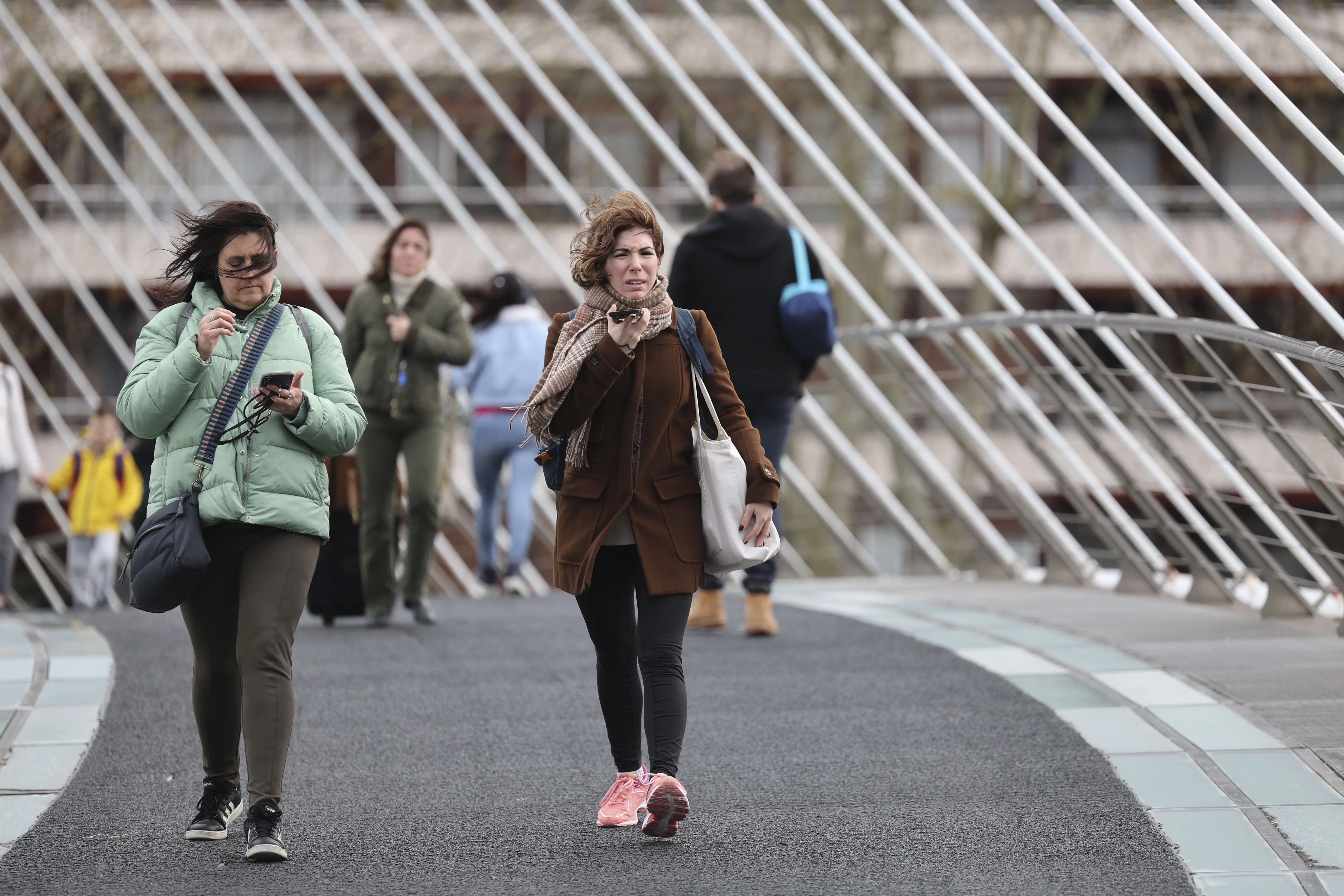 Peatones cruzan un puente en Bilbao. EFE/Luis Tejido