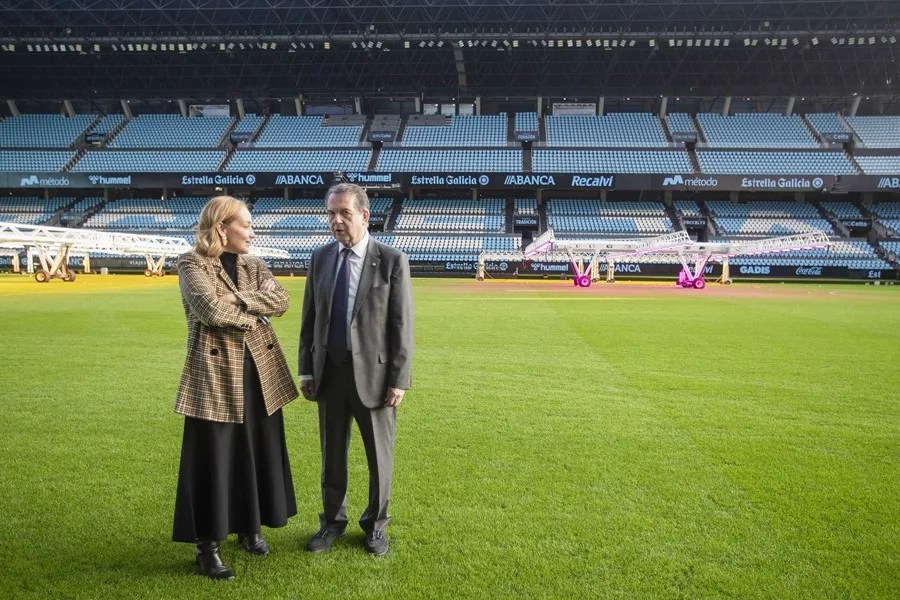 La presidenta del RC Celta, Marián Mouriño (i), y el alcalde de Vigo, Abel Caballero
