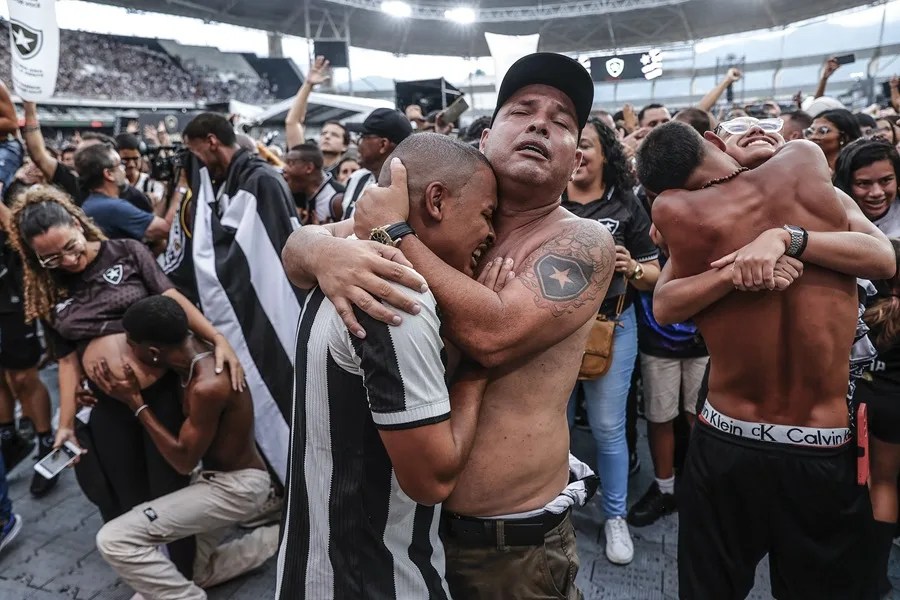 La imagen "Hinchas del Botafogo: Orgullo y Gloria", capturada por André Coelho