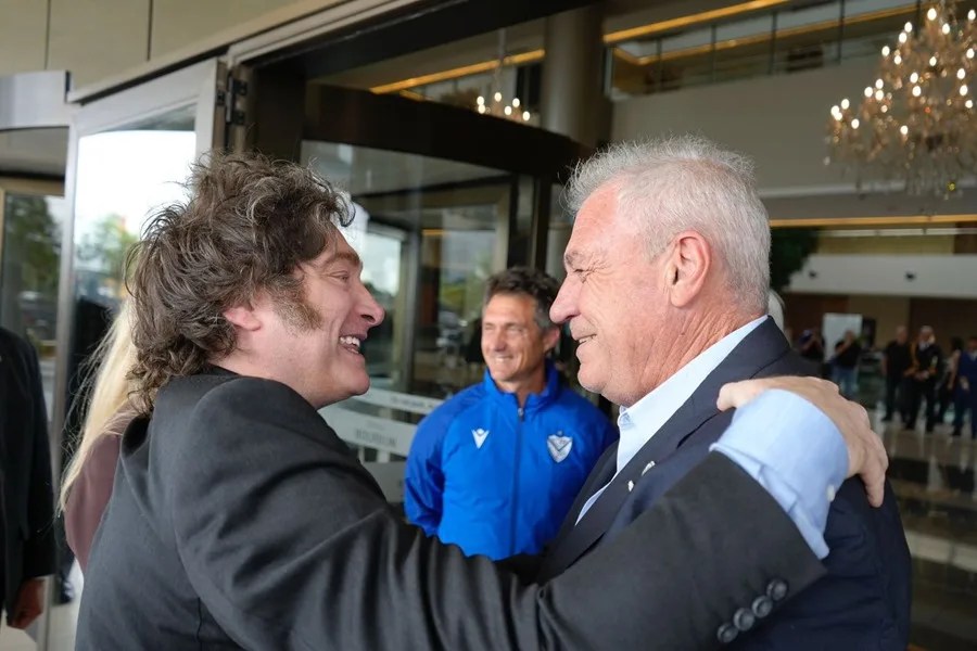 Milei combina política y fútbol en su primera visita oficial a Paraguay