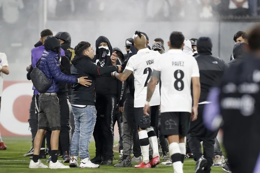 Conmebol cancela el Colo Colo-Fortaleza tras incidentes en el Monumental