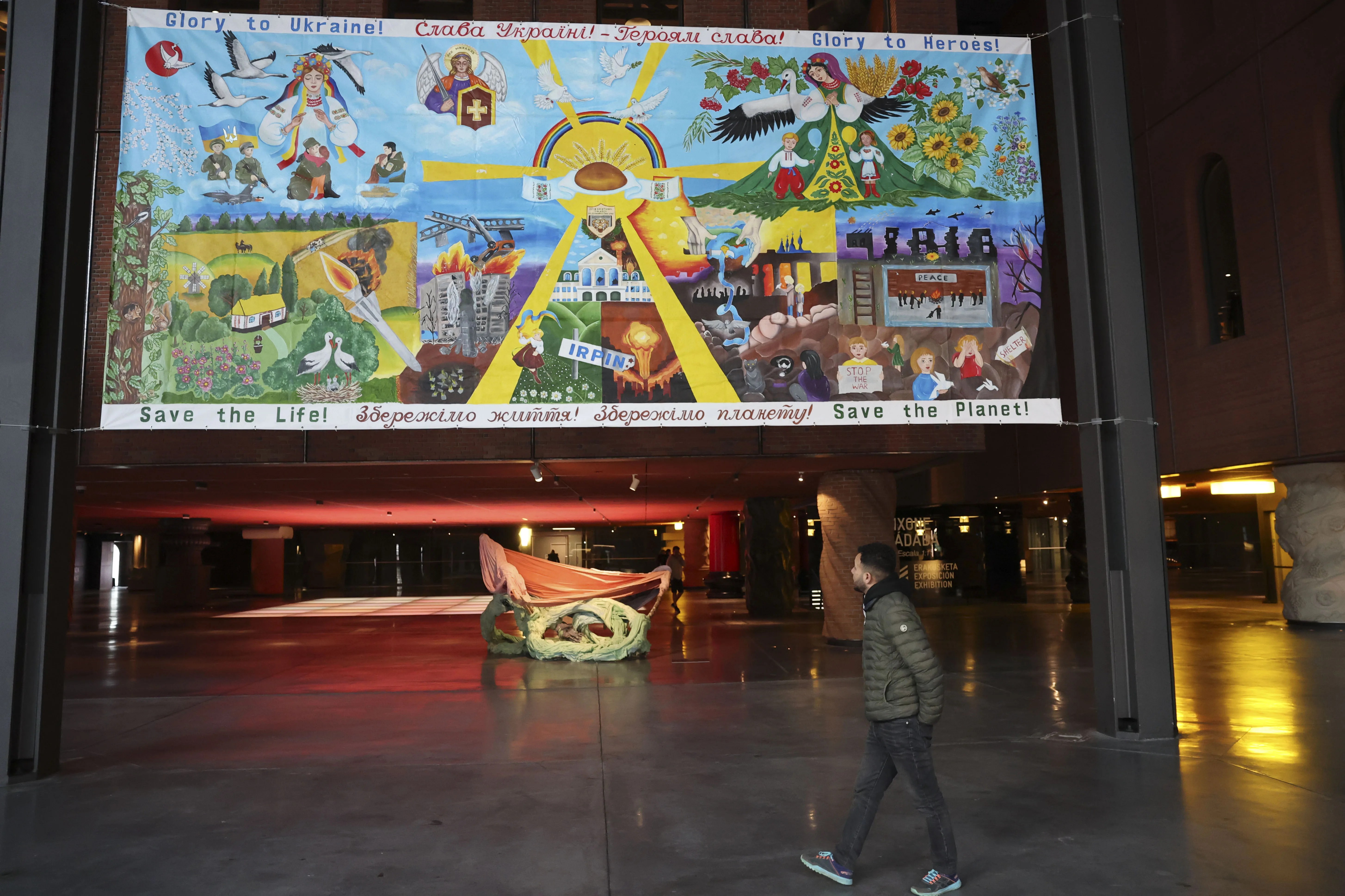 Muestra de 'Kids’ Guernica', un proyecto artístico internacional que fomenta la cultura de la paz entre la población infantil de todo el mundo. EFE/Luis Tejido