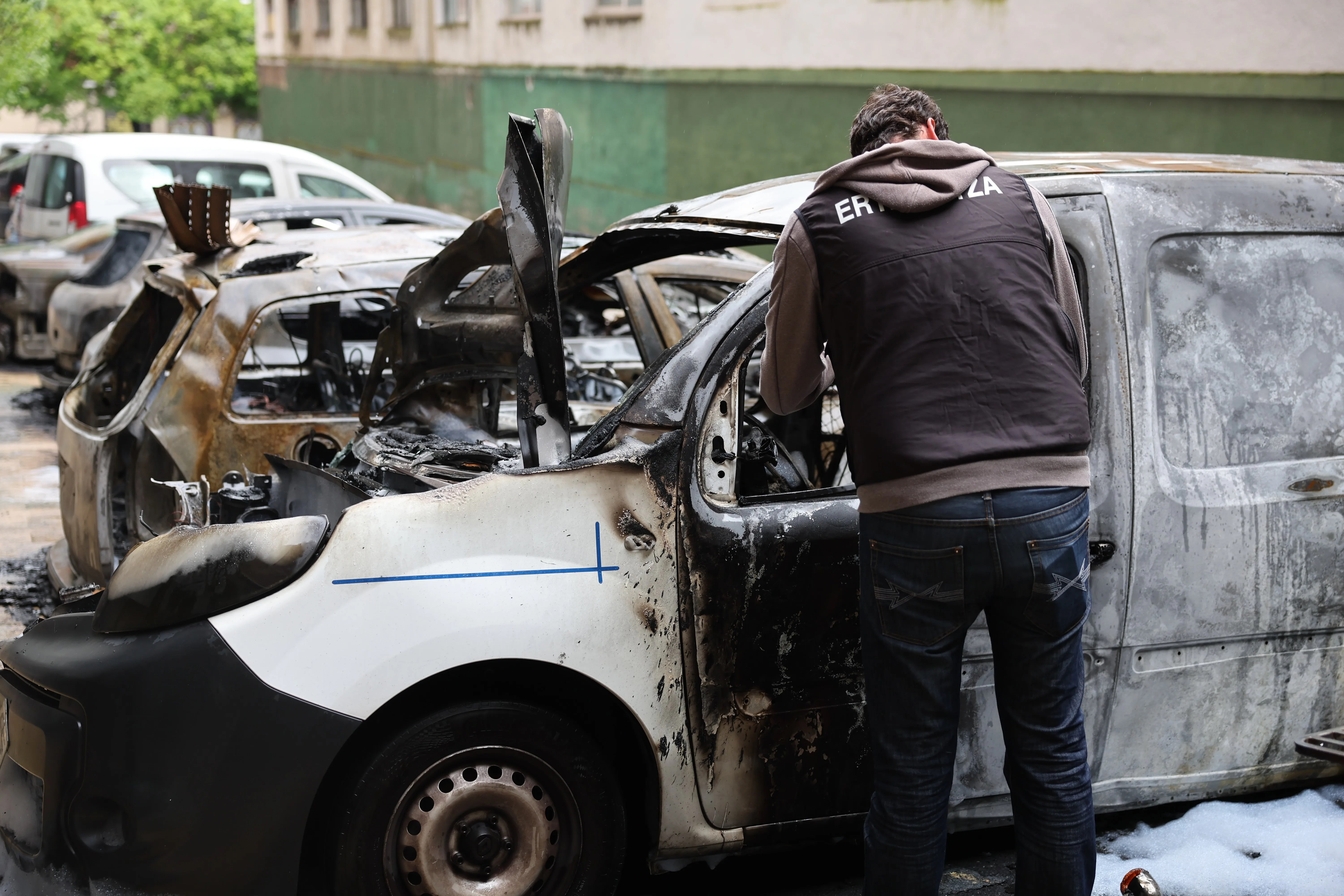 Vehículos calcinados en la calle Juan de Urbieta, en Bilbao . EFE/Luis Tejido