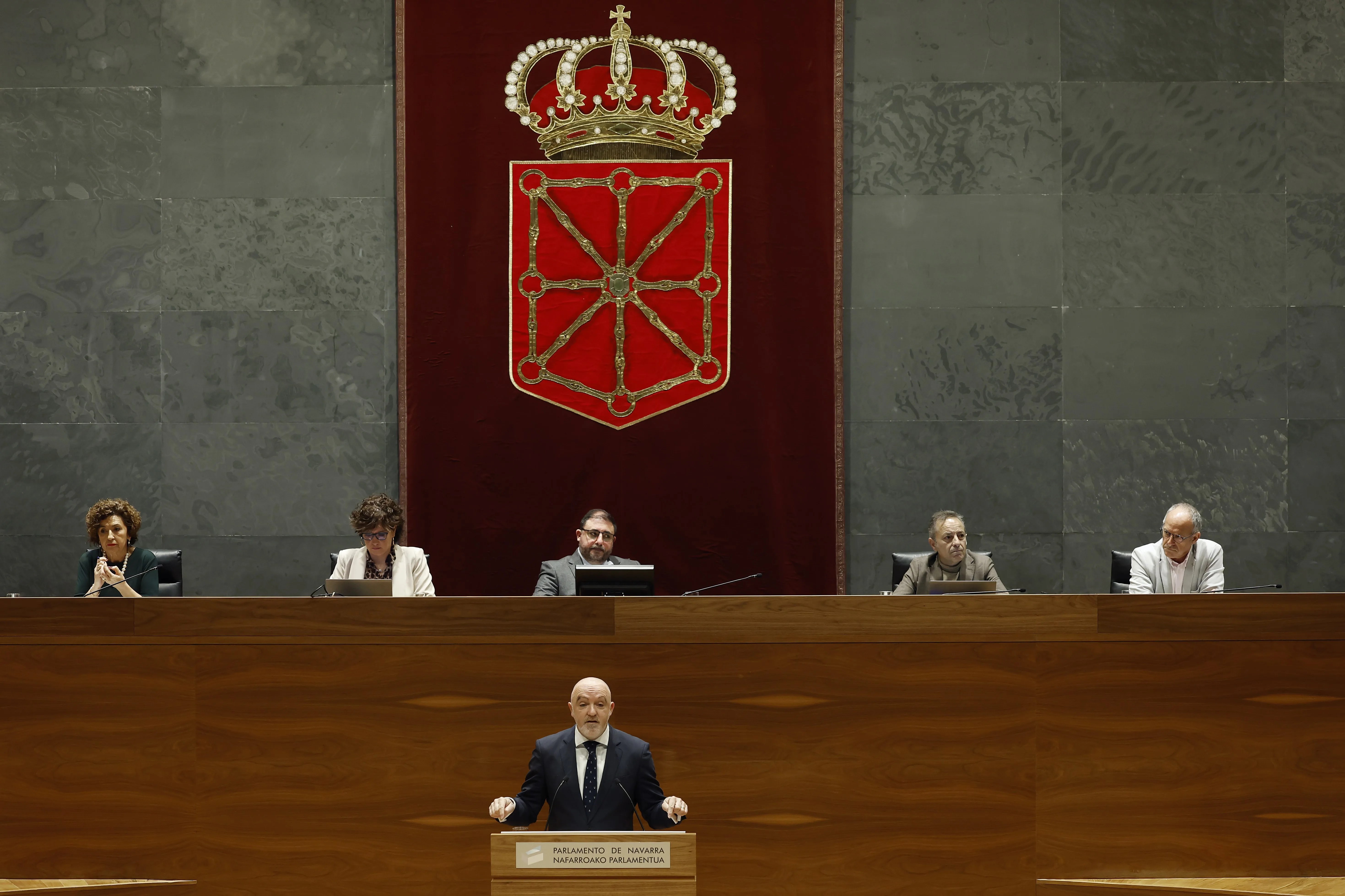 Imagen del portavoz de UPN Javier Esparza defendiendo la iniciativa para vetar el acceso a la docencia pública de exetarras