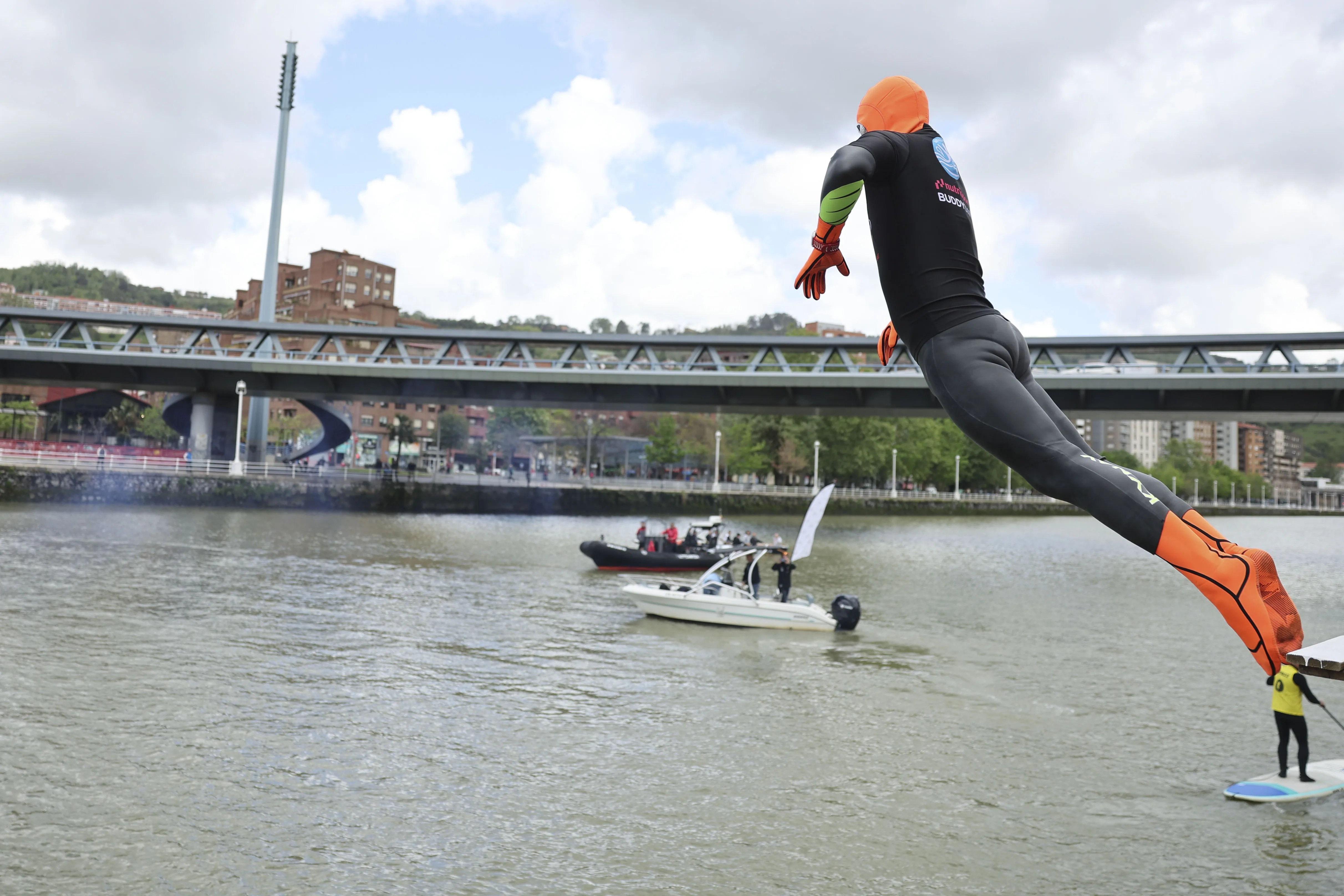 El nadador de aguas abiertas Alberto Lorente se lanza a la ría de Bilbao para iniciar el reto solidario 'Abracemos el Mar'. EFE/Luis Tejido