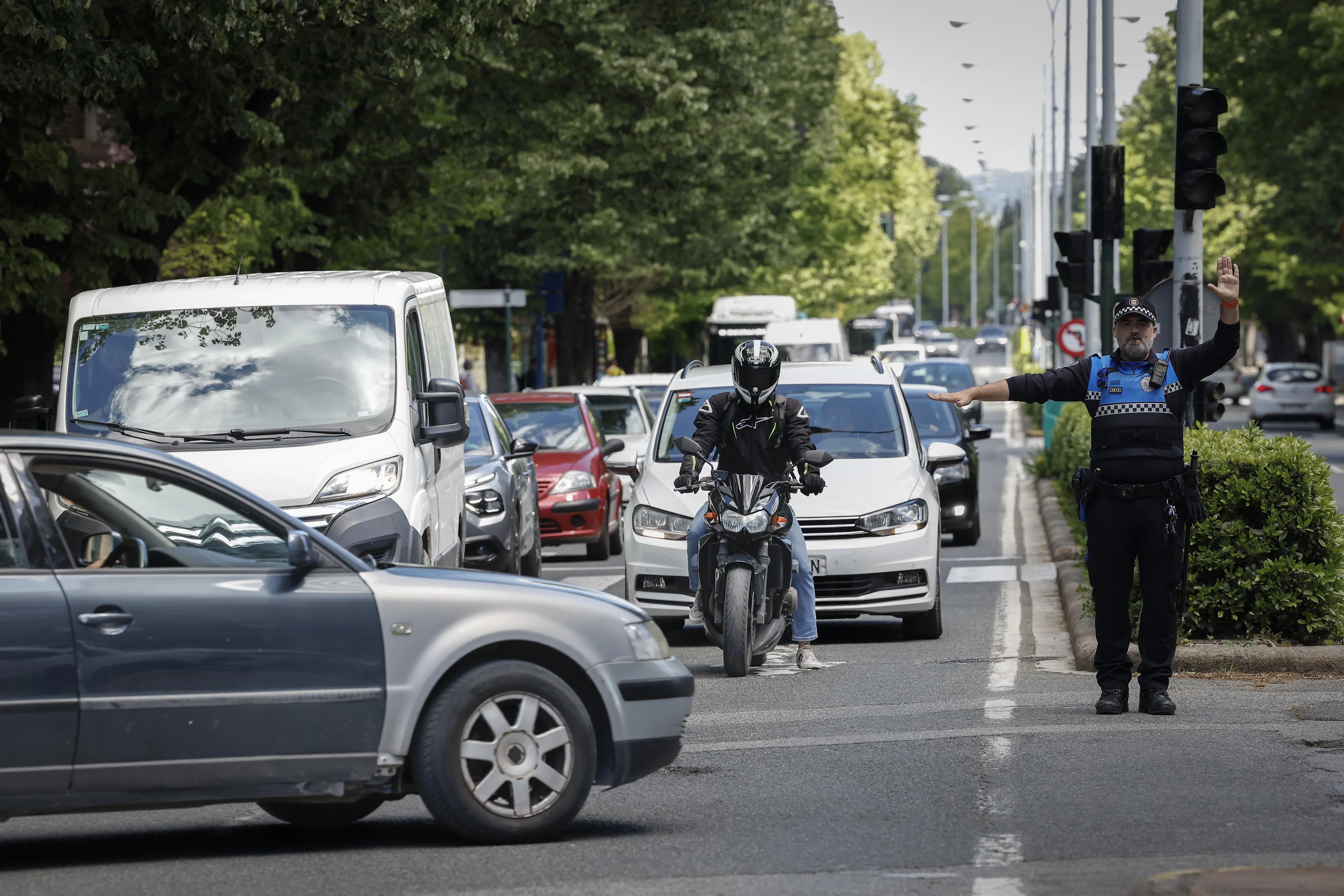 Un Policía Municipal regula el tráfico en Pamplona durante el apagón eléctrico