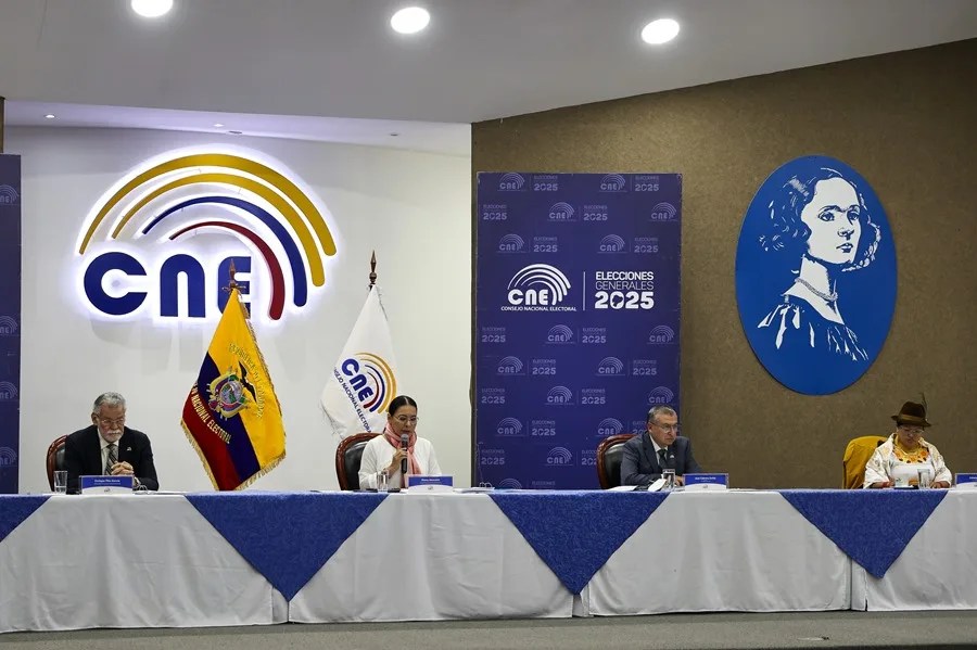 Fotografía de archivo del vicepresidente del CNE, Enrique Pita García; la presidenta del CNE, Diana Atamaint; el consejero José Cabrera Zurita y la consejera Esthela Acero en una rueda de prensa en Quito (Ecuador). EFE/ José Jácome