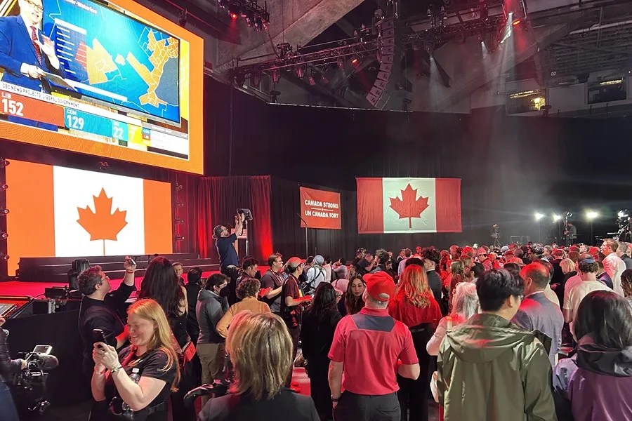 Simpatizantes del Partido Liberal canadiense esperan la llegada de Mark Carney este lunes, en Ottawa (Canadá). EFE/ Javier Otazu