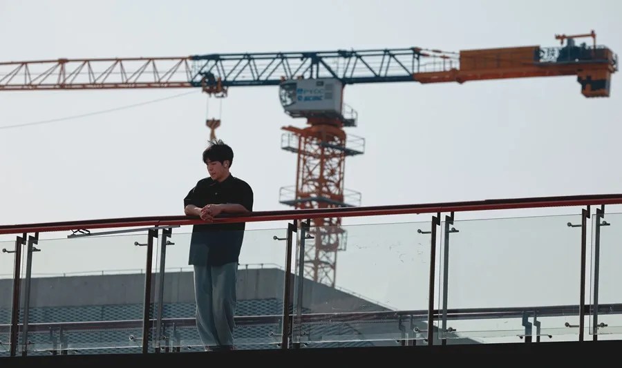 Un hombre en un puente peatonal en Shanghái
