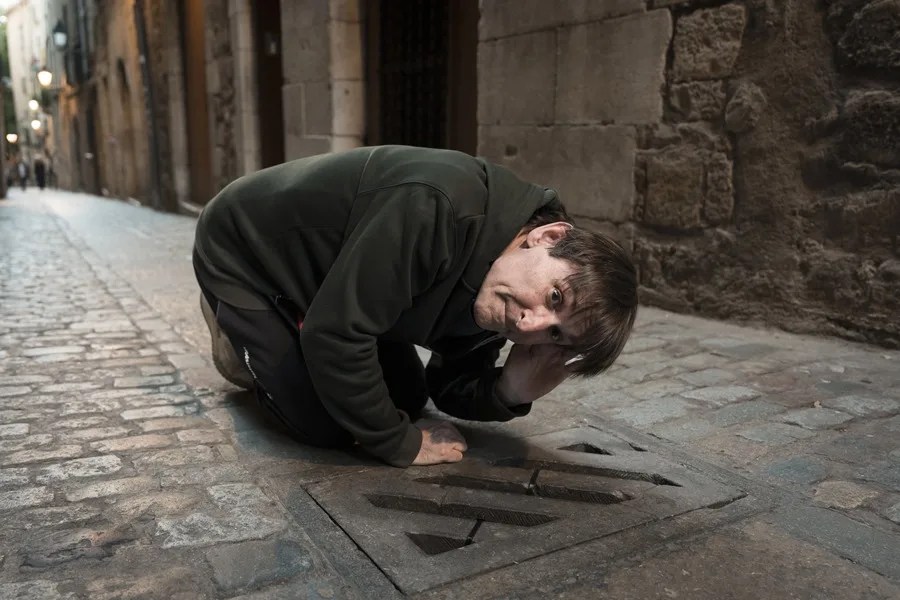 Albert Pla crea una instalación con música que sale de las alcantarillas