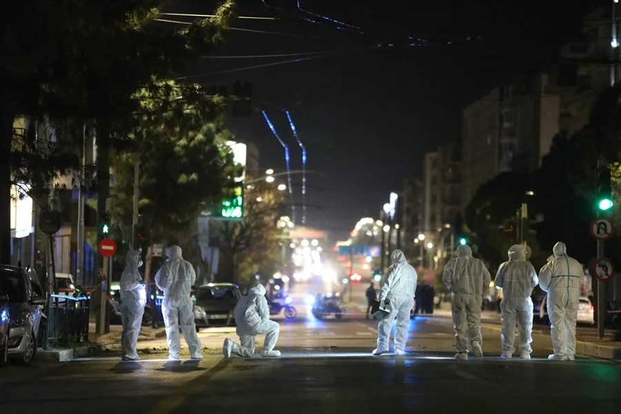 Vista de las autoridades que atienden la explosión de una bomba en Atenas, Grecia, este 11 de abril de 2025. EFE/George Vitsaras