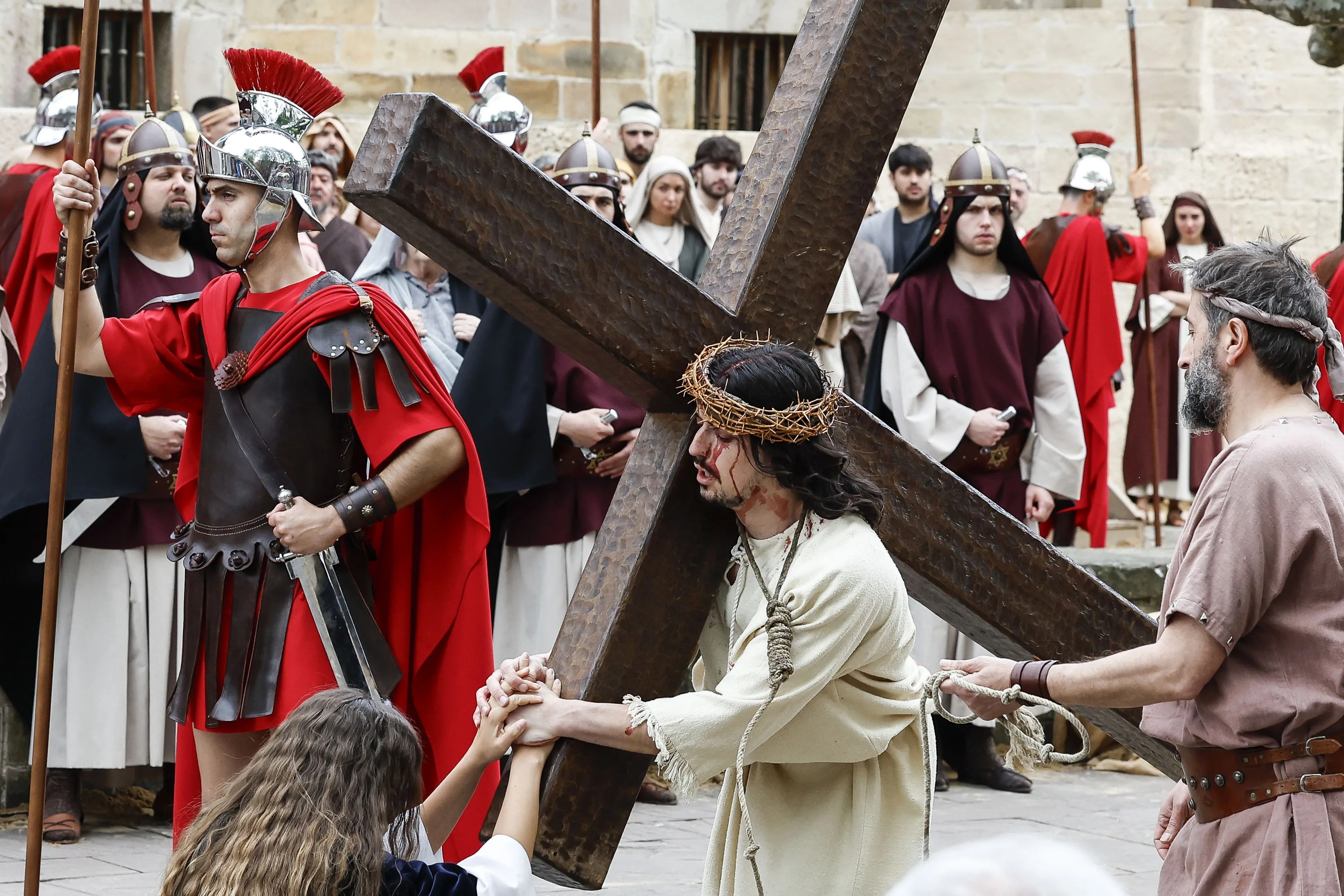 BALMASEDA (BIZKAIA), 18/04/2025.- Miles de personas han acudido este viernes a la representación de la tradicional Pasión Viviente de Balmaseda, interpretada por más de 350 vecinos de esta localidad vizcaína. EFE/ Miguel Toña