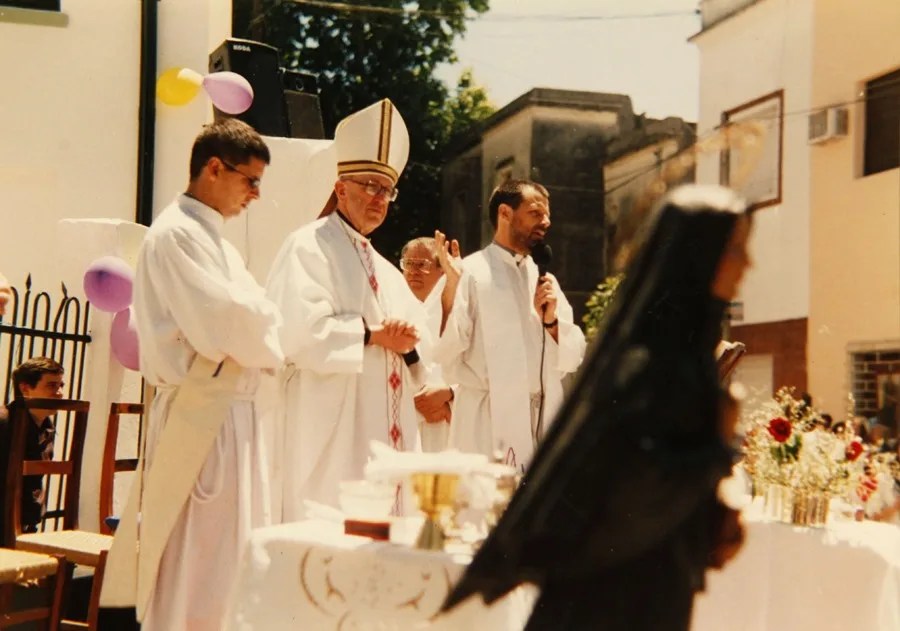 Reproducción de una fotografía tomada el 7 de noviembre de 2004 exhibida en la parroquia Santa Francisca Javier Cabrini, en Buenos Aires, donde aparece el entonces cardenal Jorge Mario Bergoglio oficiando una misa. EFE
