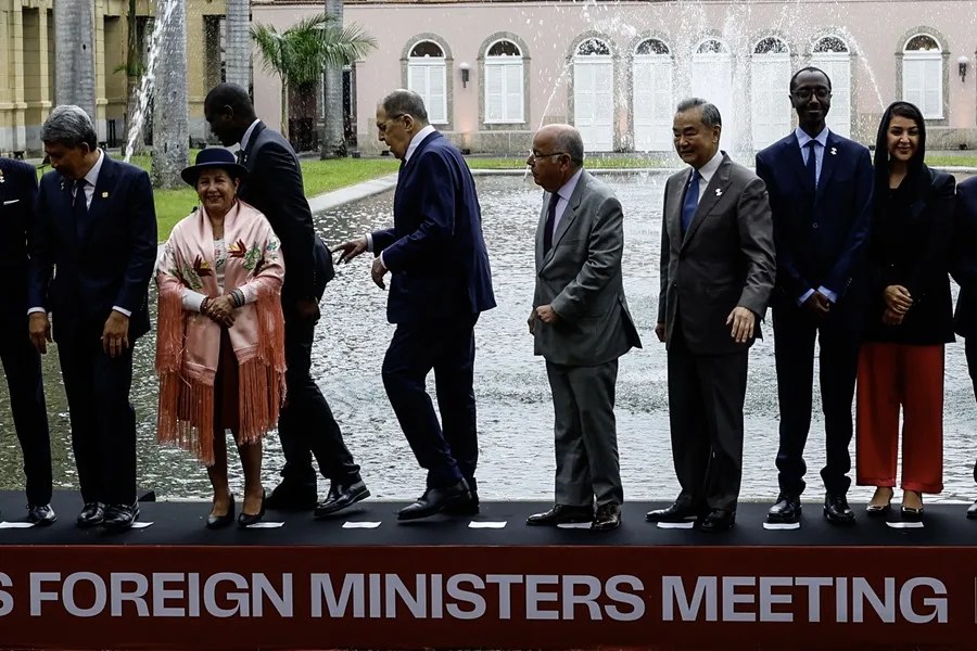 Los cancilleres de los países miembros y invitados de los BRICS, posan para una foto este martes, en el Palacio de Itamaraty, Río de Janeiro (Brasil). EFE/ Antonio Lacerda