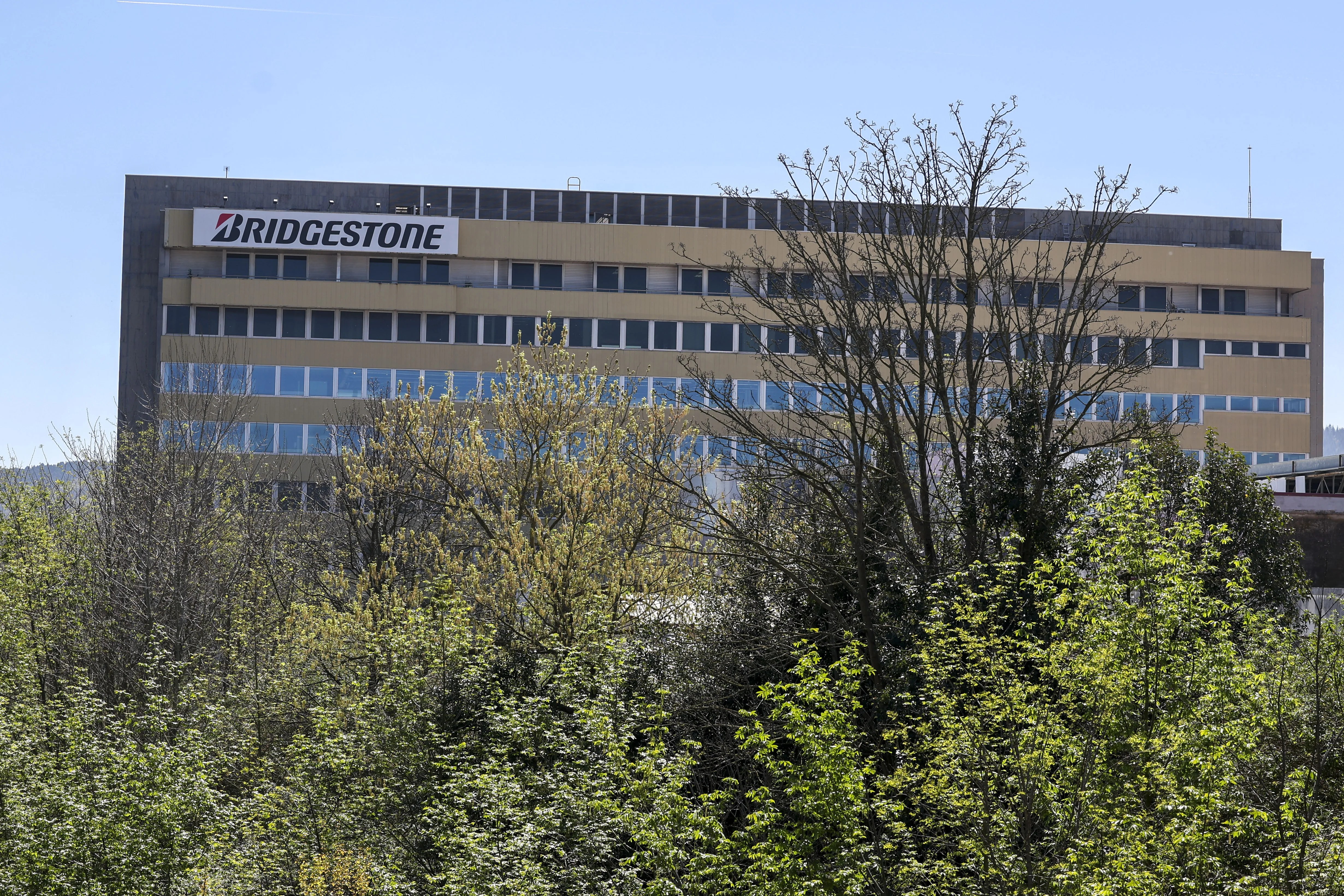 GRAFCAV5570. BASAURI (BIZKAIA), 01/04/2025.- Fabrica de Bridgestone, en la localidad vizcaína de basauri, donde la multinacional japonesa ha anunciado este martes el inicio de un proceso de despido colectivo en sus fábricas de Basauri (Bizkaia) y Puente San Miguel (Cantabria) que afectará a 546 trabajadores.EFE/Luis Tejido