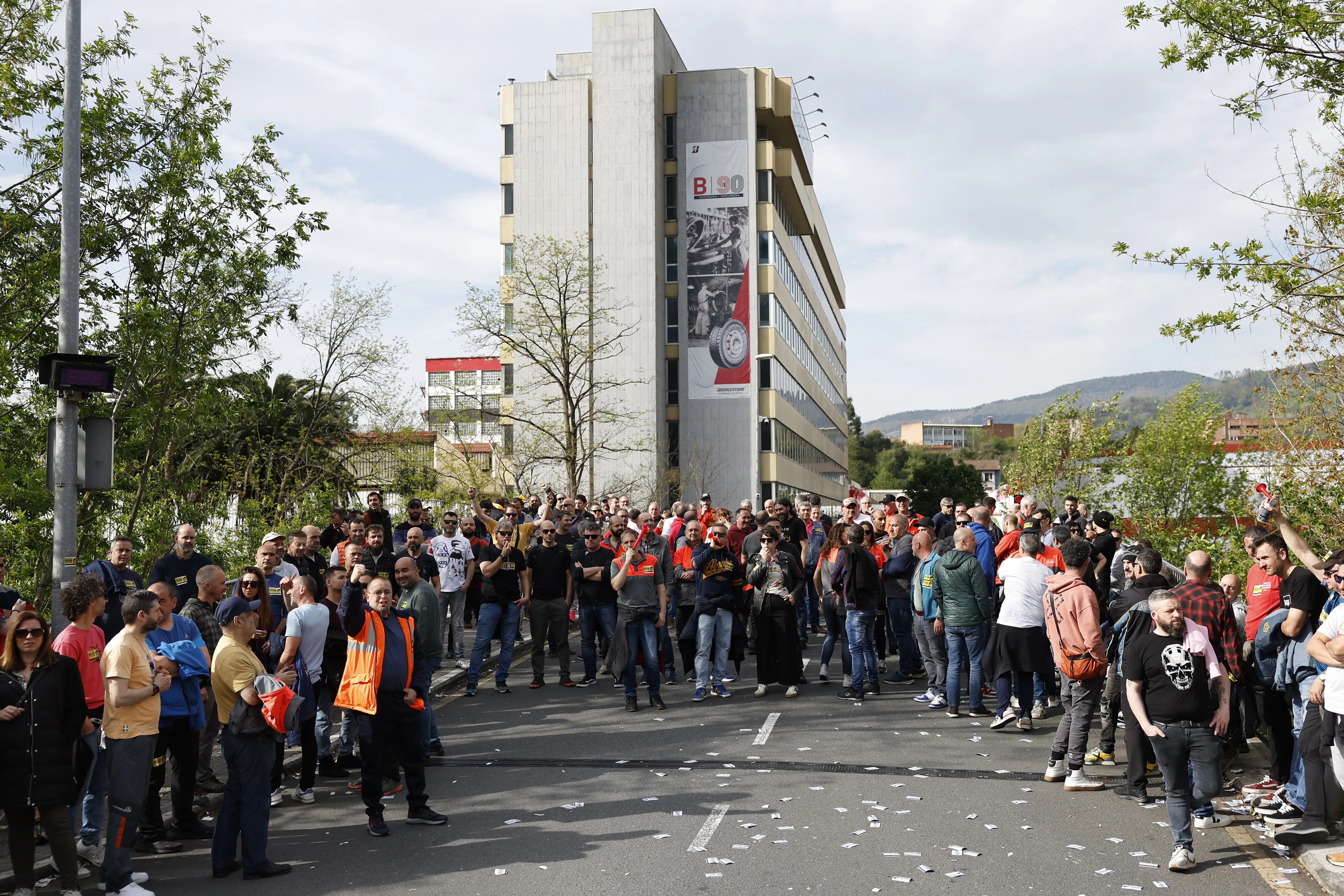 BASAURI (BIZKAIA), 11/04/2025.- Los sindicatos han convocado para este viernes una nueva jornada de huelga en las plantas de Bridgestone en Basauri (en la imagen) y Usansolo en rechazo a los despidos anunciados en la primera de las factorías y en la de Puente San Miguel (Cantabria). EFE/ Miguel Toña