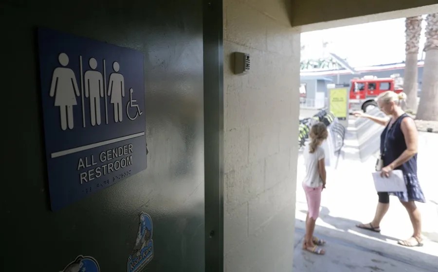 Vista de exterior de un baño destinado para mujeres y hombres, sin discriminar a transgénero, en una fotografía de archivo. EFE/Mike Nelson