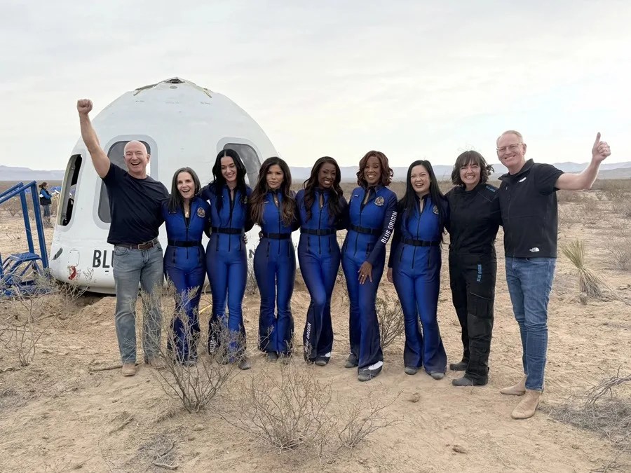 Fotografía tomada de una publicación en la cuenta oficial del director ejecutivo de Blue Origin, Dave Limp (d), en la red social X donde aparece junto a Jeff Bezos (i) y las tripulantes en la misión NS-31 Kerianne Flynn, Katy Perry, Lauren Sánchez, Aisha Bowe, Gayle King, Amanda Nguyen, y una empleada de la compañía, posando frente a la cápsula en Texas (Estados Unidos). EFE/@davill