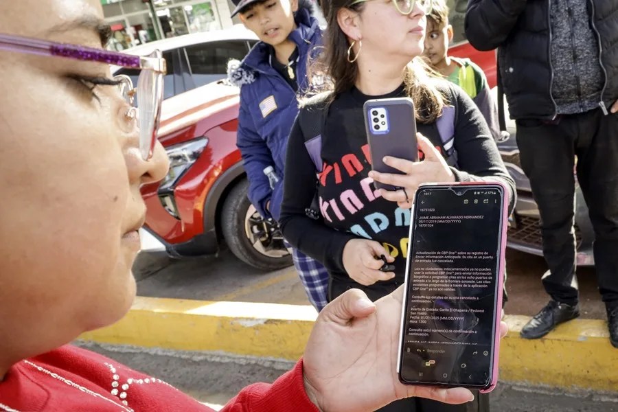 Fotografía de archivo de una migrante que muestra su cita cancelada del programa CBP One, en el puerto fronterizo de El Chaparral, en la ciudad de Tijuana, Baja California (México). EFE/ Joebeth Terríquez