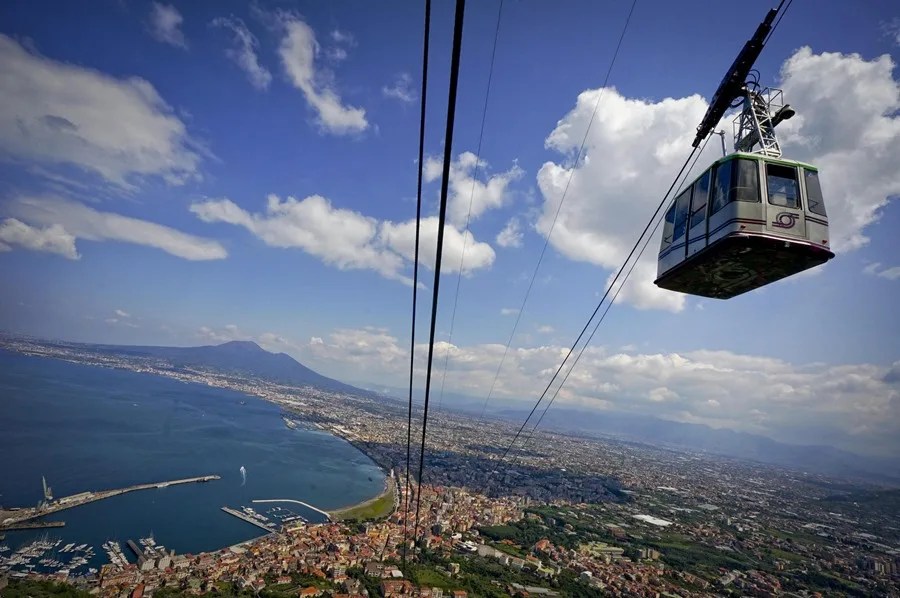 Teleférico entre la estación de Castellammare di Stabia y la montaña Faito en Nápoles (Italia).