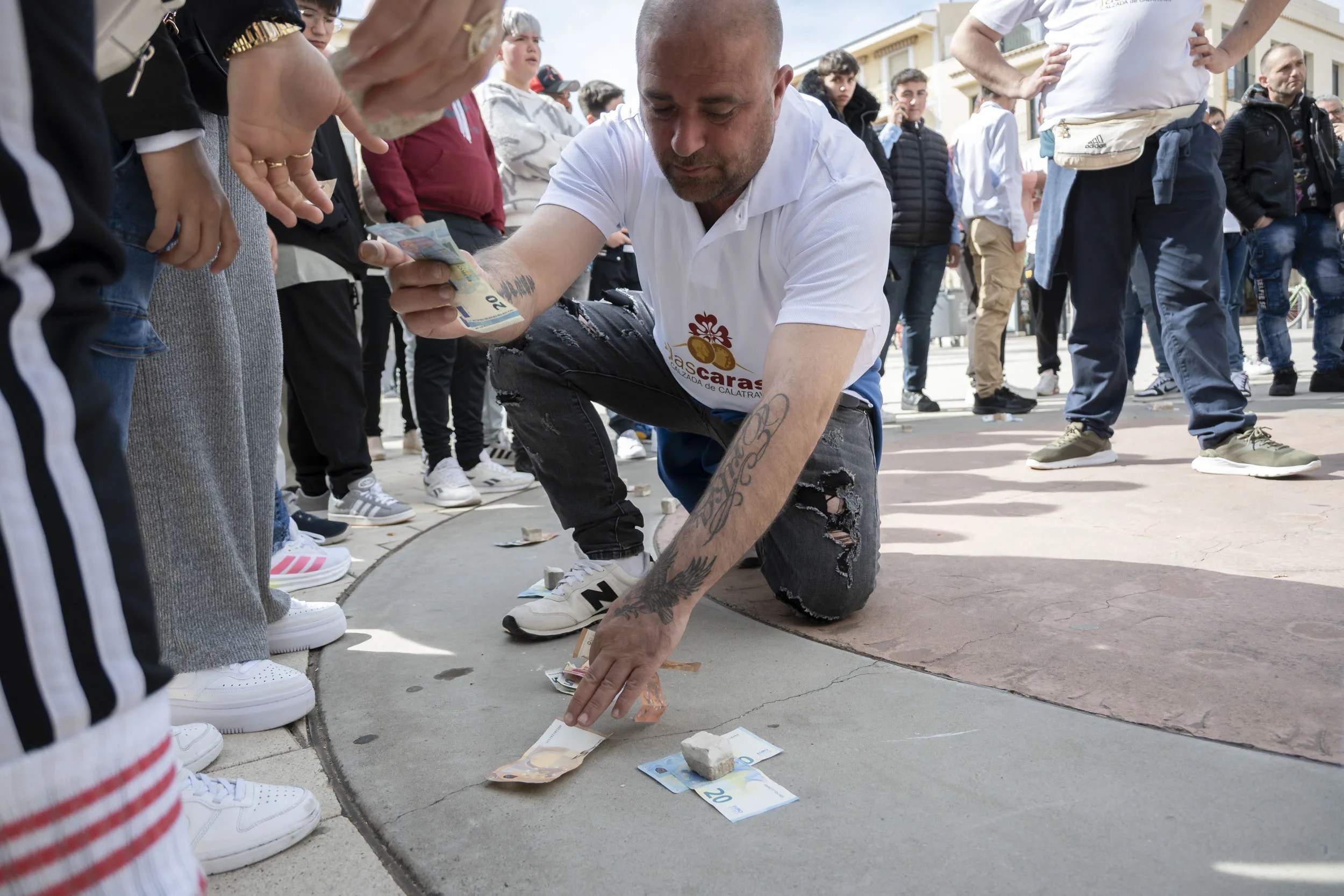 El pueblo natal de Pedro Almodóvar se encuentra abarrotado de gente para jugar a 'Las Caras', un singular juego de azar que sólo se practica en cada Viernes Santo en algunas poblaciones de la comarca del Campo de Calatrava.