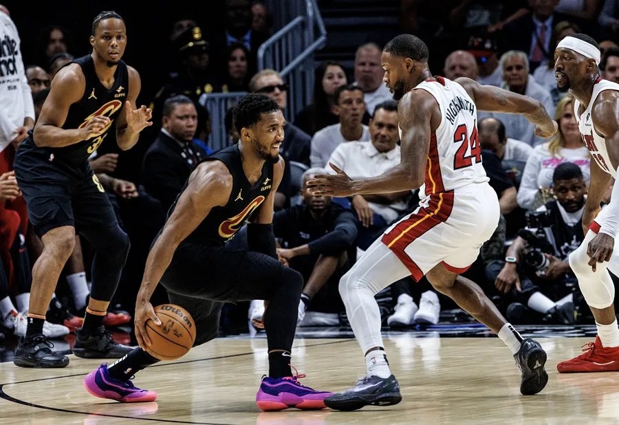 El jugador de los Cleveland Cavaliers Donovan Mitchell (i) enfrenta a Haywood Highsmith (d), de los Miami Heat, durante su tercer partido de los 'playoffs' de la NBA, este 26 de abril de 2025, en el Kaseya Center de Miami, Florida. EFE/Cristóbal Herrera