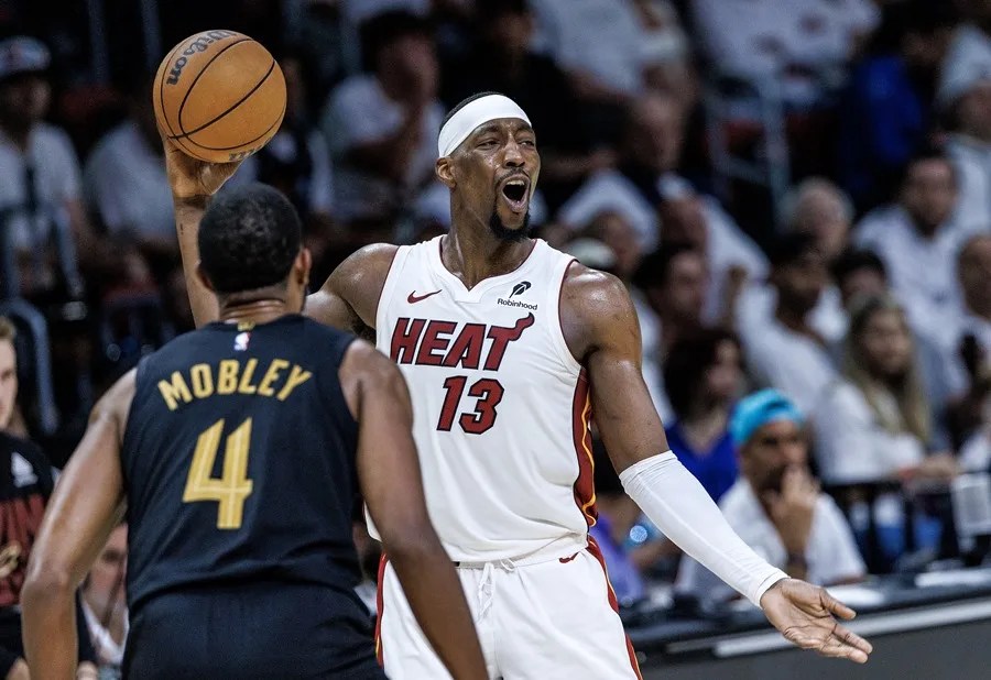 El jugador de los Miami Heat Bam Adebayo (d) enfrenta a Evan Mobley (i), de los Cleveland Cavaliers, durante su tercer partido de los 'playoffs' de la NBA, este 26 de abril de 2025, en el Kaseya Center de Miami, Florida. EFE/Cristóbal Herrera