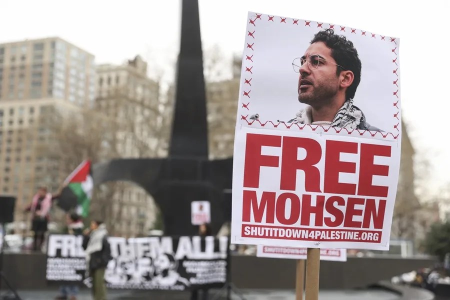 Fotografía del 15 de abril de 2025 de una marcha en la que se pedía la libertad de Mohsen Mahdawi, estudiante palestino de la Universidad de Columbia detenido en las protestas contra la guerra en Gaza. EFE/Saran Yenesel