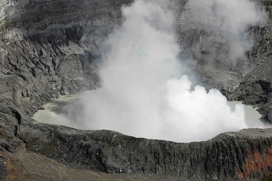 Fotografía de archivo del cráter del volcán Poás en Costa Rica. EFE/Jeffrey Arguedas