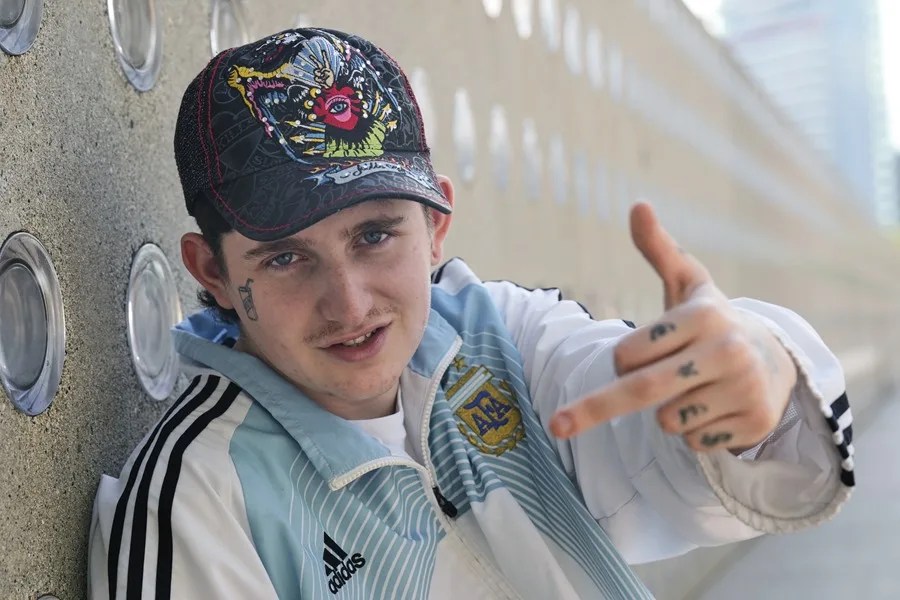 El músico argentino Dillom canta "morirá Milei" y despierta la polémica