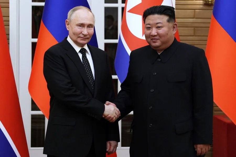 Fotografía de archivo del presidente ruso Vladimir Putin (izq.) estrechando la mano del líder norcoreano Kim Jong Un (der.) durante su encuentro en Pyongyang, Corea del Norte. EFE/EPA/GAVRIIL GRIGOROV / SPUTNIK