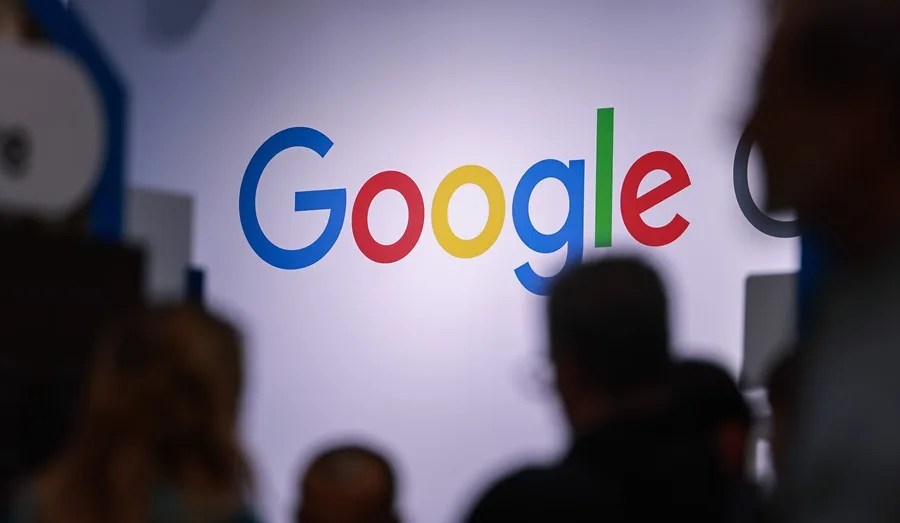 Fotografía de archivo de un grupo de personas pasando junto al logotipo de Google durante la Feria de Hannover 2025. EFE/EPA/Hannibal Hanschke