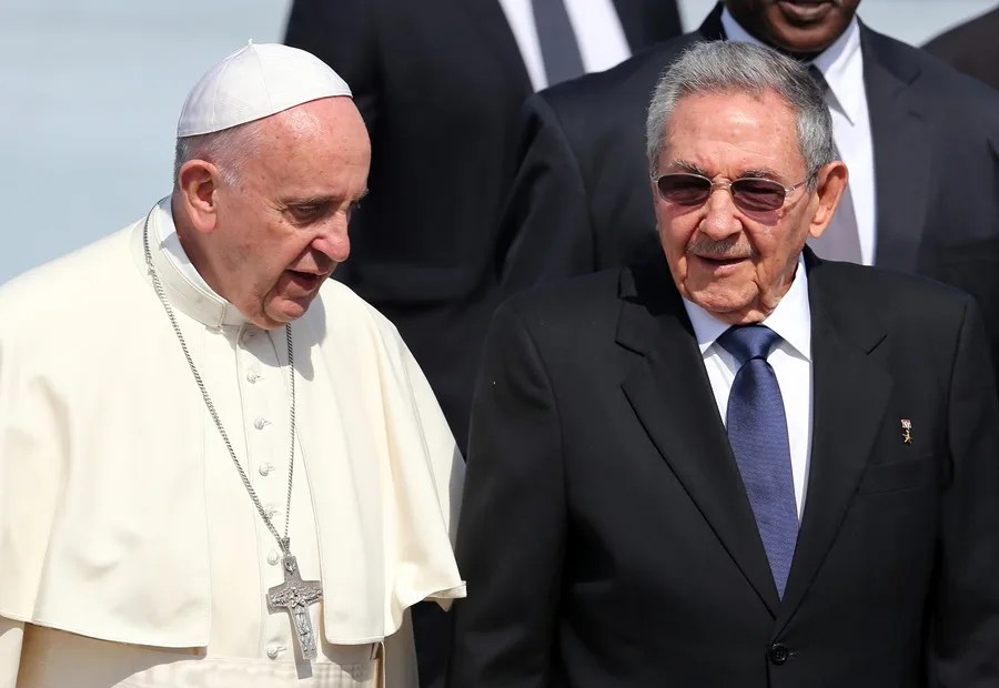 Fotografía de archivo del papa Francisco (i) con el presidente cubano Raúl Castro (d) en febrero de 2016, a su llegada al aeropuerto José Martí de La Habana (Cuba). EFE/Alejandro Ernesto
