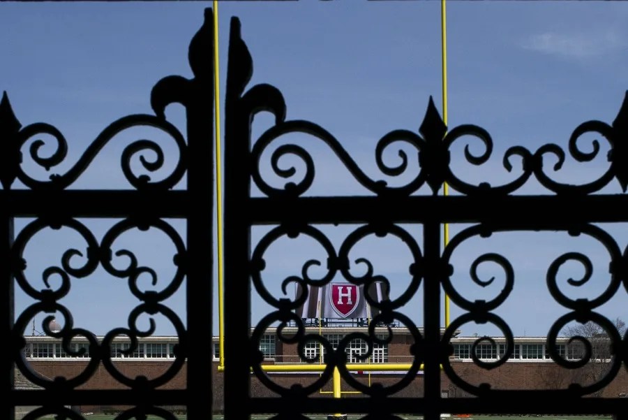 Vista del escudo de la Universidad de Harvard, en una fotografía de archivo. EFE/Cj Gunther