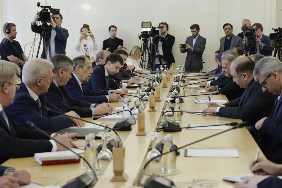 Serguéi Lavrov (4i), asiste a una reunión con el ministro de Asuntos Exteriores iraní, Abbas Araghchi