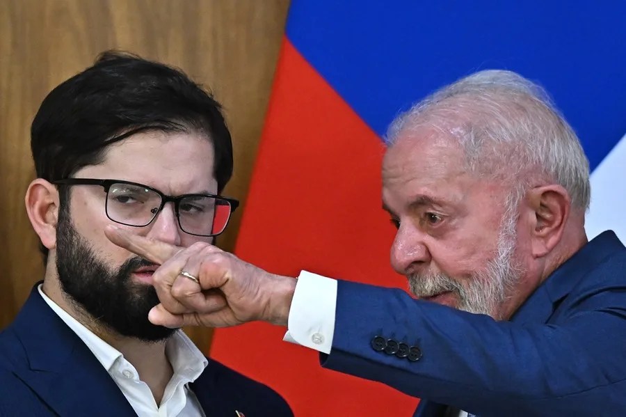 El presidente de Chile, Gabriel Boric (i), habla con su homólogo de Brasil, Luiz Inácio Lula da Silva, durante la firma de acuerdos y una declaración conjunta a la prensa este martes, en el Palácio del Planalto en Brasilia (Brasil). EFE/André Borges