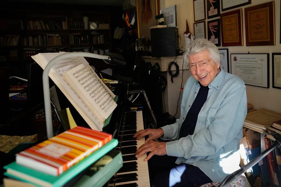 El músico Manuel Alejandro en su casa de Alcobendas (Madrid).