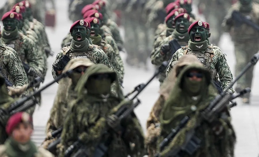 Fotografía de archivo de integrantes de las Fuerzas Armadas de México en la Ciudad de México (México). EFE/ Isaac Esquivel
