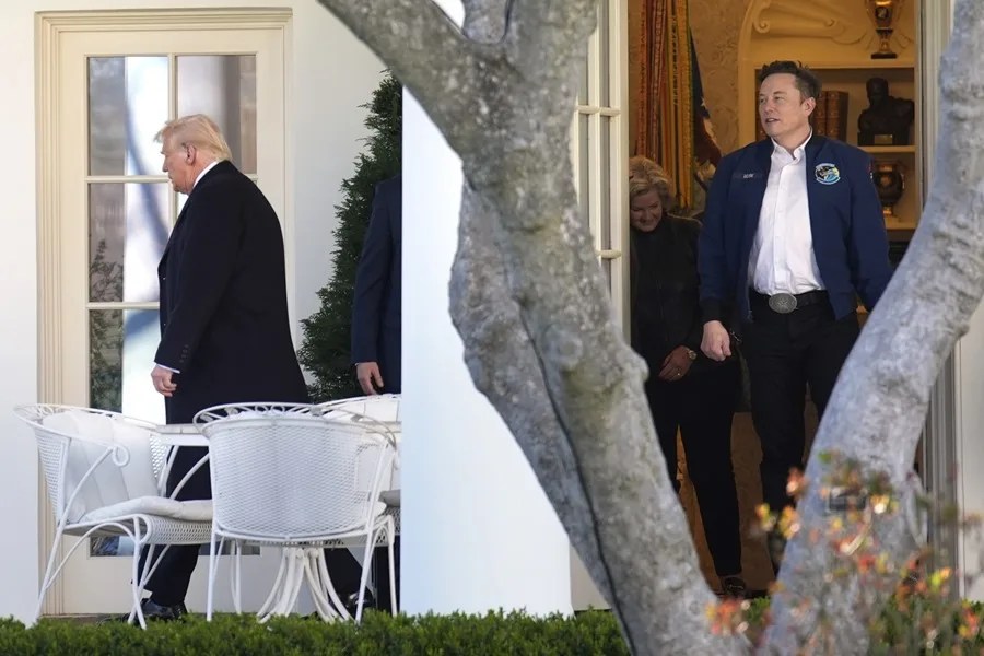 El presidente de Estados Unidos, Donald Trump (i), y el magnate Elon Musk (d) salen de la Oficina Oval de la Casa Blanca en Washington, el 21 de marzo de 2025. EFE/Yuri Gripas/Pool