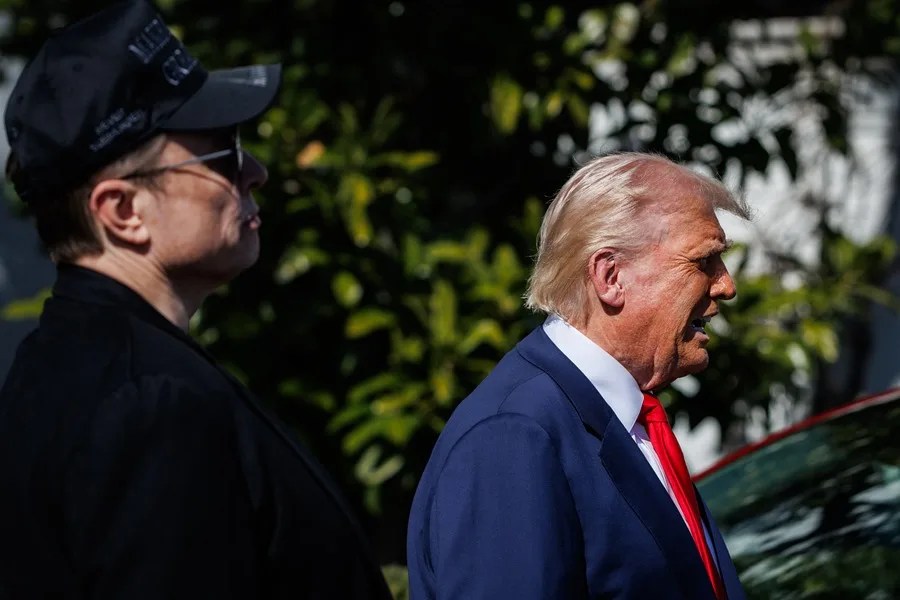 El presidente de Estados Unidos, Donald Trump (d), junto al magnate Elon Musk (d), afuera de la Casa Blanca en Washington, el 11 de marzo de 2025. EFE/Samuel Corum/Pool