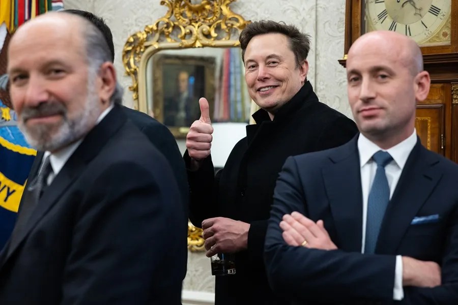 El magnate Elon Musk (c) participa en un evento en la Casa Blanca, con otros miembros del gabinete de Donald Trump, en una fotografía de archivo. EFE/Francis Chung/Pool