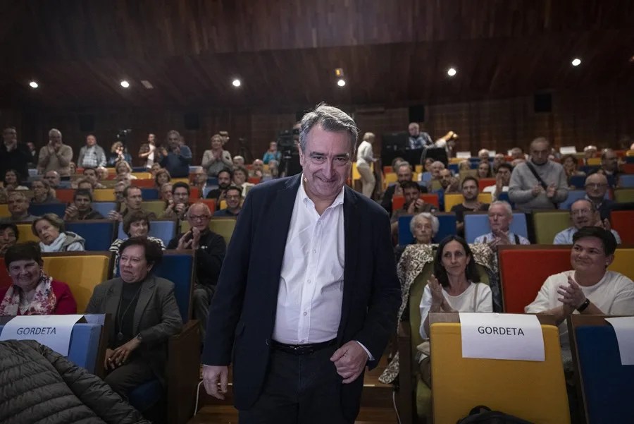 El recién elegido presidente del PNV, Aitor Esteban, ha intervenido en el foro  'Retos y prioridades de nuestro pueblo', organizado por el Foro Uzturre de Tolosa (Gipuzkoa).