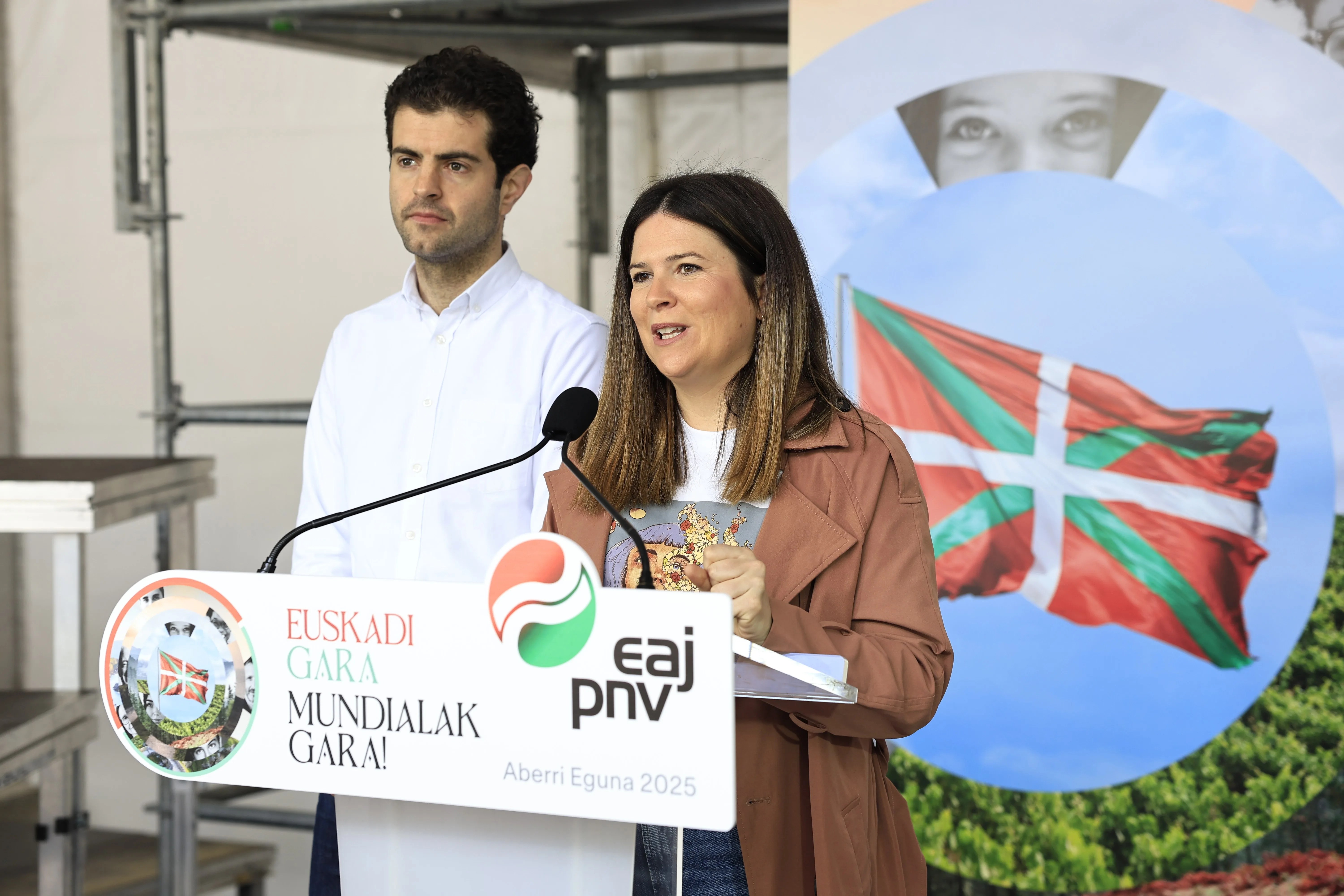 BILBAO, 17/04/2025.- La secretaria del Euzkadi Buru Batzar, Maitane Ipiñazar (d), y el burukide Javier Ollo (i) han presentado este jueves en Bilbao el mitin del Aberri Eguna del PNV. EFE/ Miguel Toña