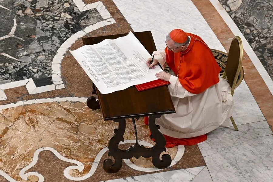 Fotografía cedida en la que se ve la firma del 'rogito' durante la ceremonia del cierre del féretro del fallecido papa Francisco, este 25 de abril de 2025, en el Vaticano. EFE/Vatican Media