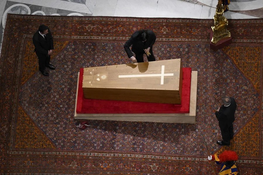 Fotografía cedida en la que se ve la ceremonia del cierre del féretro del fallecido papa Francisco, este 25 de abril de 2025, en el Vaticano. EFE/Vatican Media