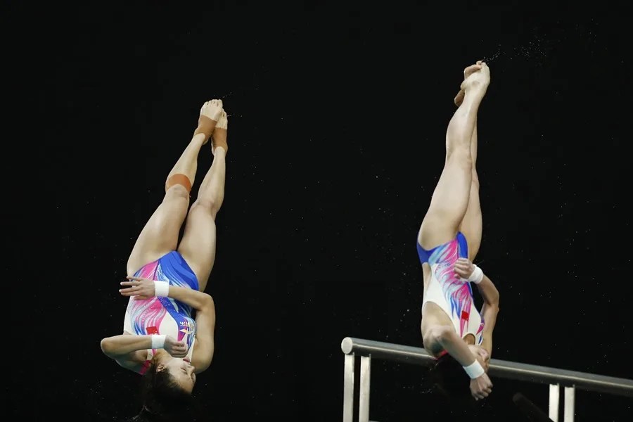 Las chinas Zhang y Lu ganan oro en los saltos sincronizados desde la plataforma