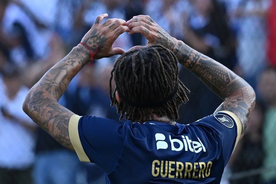 Doblete de Guerrero y un gol de Barcos meten en la pelea a Alianza Lima