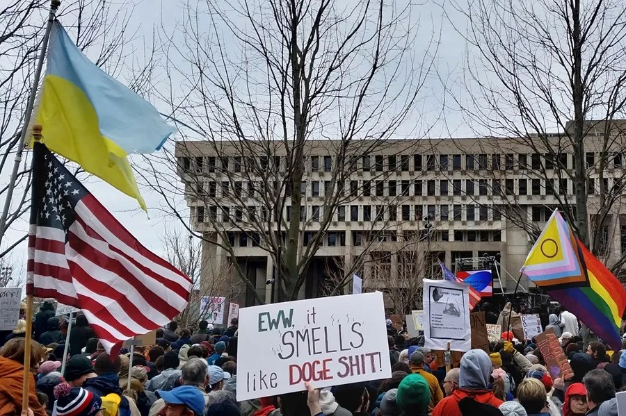 Manifestantes protestan contra los recortes de Trump y Musk en ciudades de todo EE.UU.