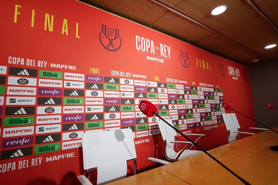 Fotografía de la zona de rueda de prensa vacía después de que el Real Madrid decidiera no asistir.