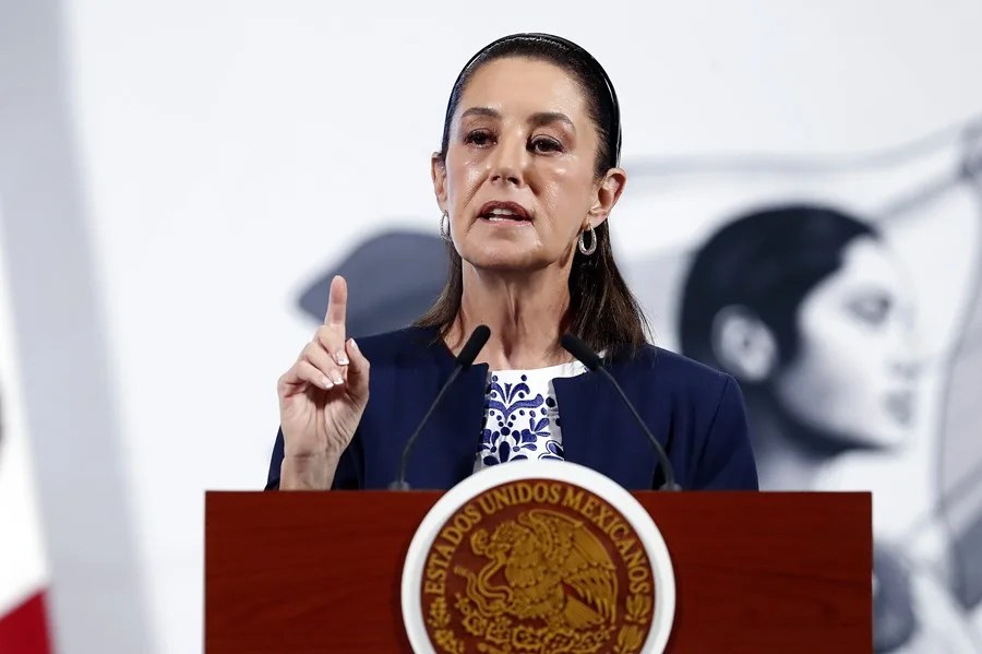 La presidenta de México, Claudia Sheinbaum, habla durante una rueda de prensa este lunes, en el Palacio Nacional de la Ciudad de México (México). EFE/ Mario Guzmán